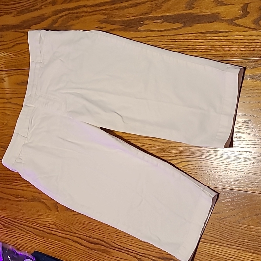 St. John's Bay White Capri Pants